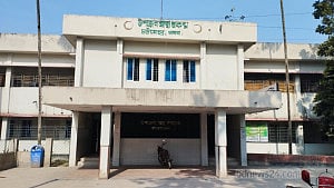 পাবনায় কর্তব্যরত নার্সকে স্বামীর ছুরিকাঘাত