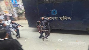 Inqilab Moncho activists throw eggs at Palak’s prison van