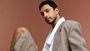 বন্ড হতে চান রিজ আহমেদ, আটকাচ্ছে কোথায়