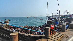 Navy detains 273 trying to reach Malaysia