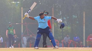 সারফারাজের রেকর্ডের পরও ২৪ রানে ৬ উইকেট হারিয়ে অবিশ্বাস্য হার