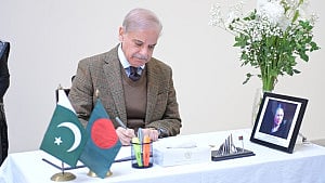 Pakistan PM pays respects to Khaleda