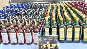 ট্রাকে তল্লাশি করে মিলল বিদেশি মদ, আটক ৩ ‘মাদক বিক্রেতা’