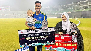 দুই পুরস্কার আর রেকর্ডে মোড়ানো বিপিএল শরিফুলের
