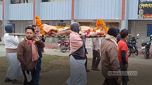 সিরাজগঞ্জে সৎকারে ‘বাধা দেওয়ায়’ লাশ নিয়ে বিক্ষোভ