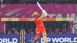 এক ওভারে ৩২ রান, ৮ ছক্কায় ডিভাইনের বিধ্বংসী ৯৫