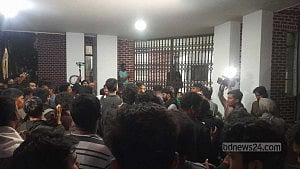 শাকসু: আদালতে আটকাল ভোট, অবরুদ্ধ ভিসিকে আল্টিমেটাম