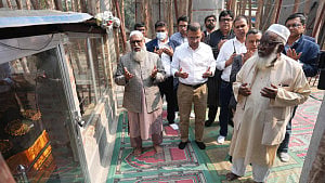 Tarique launches northern campaign with Shah Makhdum shrine visit