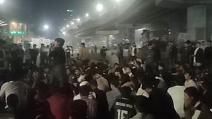 Dhaka Polytechnic students stage midnight protest