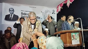 মির্জা ফখরুলকে টাকার মালা দিয়ে বরণ করলেন উচ্ছ্বসিত সমর্থকরা