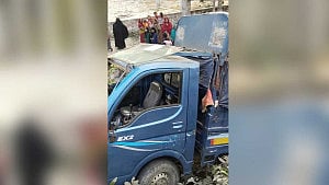 3 die as train rams pickup van in Faridpur