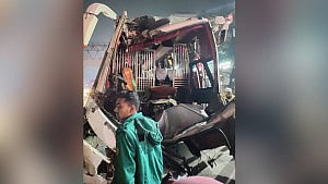 উত্তরায় ফুটব্রিজের খুঁটিতে দূরপাল্লার বাসের ধাক্কা, চালক নিহত