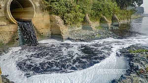 দূষণে মরছে বুড়িগঙ্গা