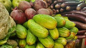 শীত বাড়ায় ক্রেতা কম কাঁচা বাজারে