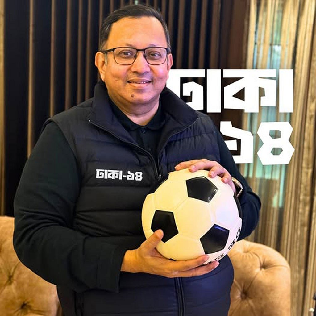 নিজের নির্বাচনি প্রতীক ফুটবল হাতে সৈয়দ আবু বকর সিদ্দিক সাজু।