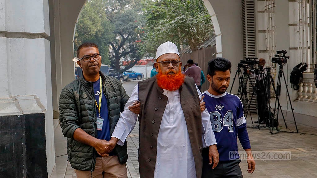 গত ২১ জানুয়ারি আন্তর্জাতিক অপরাধ ট্রাইব্যুনালে আত্মসমর্পণ করেন একাত্তরের যুদ্ধাপরাধের দায়ে মৃত্যুদণ্ডপ্রাপ্ত আবুল কালাম আযাদ। 