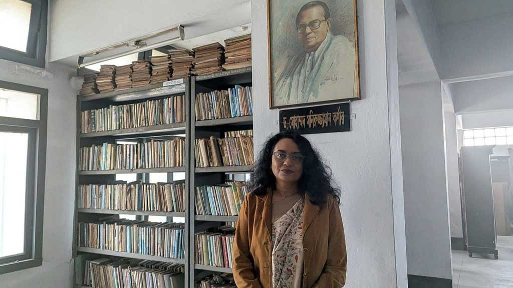 চব্বিশের অভ্যুত্থানের পর গ্রন্থকেন্দ্রের পরিচালক হিসেবে নিয়োগ পাওয়া আফসানা বেগমকে হুট করে অব্যাহতি দেওয়ায় প্রশ্নের মুখে পড়েছেন অন্তর্বর্তী সরকারের সংস্কৃতি উপদেষ্টা মোস্তফা সরয়ার ফারুকী।