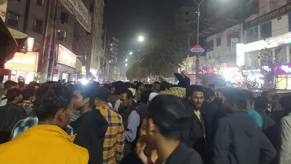 ঢাকা ১৫ আসনে বিএনপি ও জামায়াত ইসলামীর নেতাকর্মীদের মধ্যে মঙ্গলবার হাতাহাতির পর এলাকায় উত্তেজনা তৈরি হয়।
