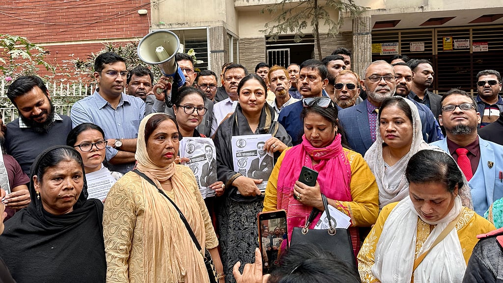 ববি হাজ্জাজের ভোটের প্রচারে কর্মীদের সঙ্গে তার স্ত্রী। 