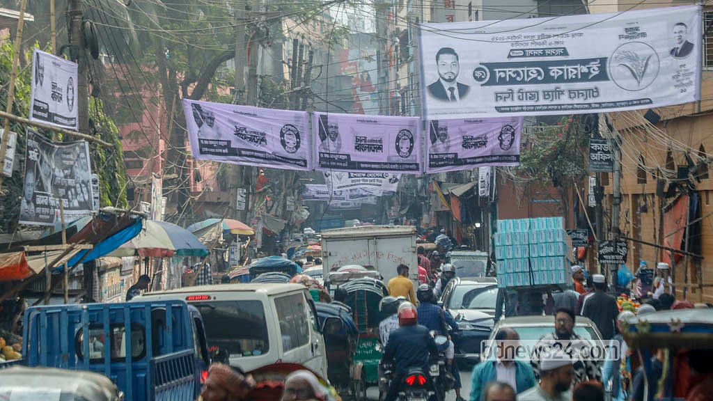 পুরান ঢাকার আলাউদ্দিন রোডে প্রার্থীদের প্রচার ব্যানার। ছবি: আব্দুল্লাহ আল মমীন। 