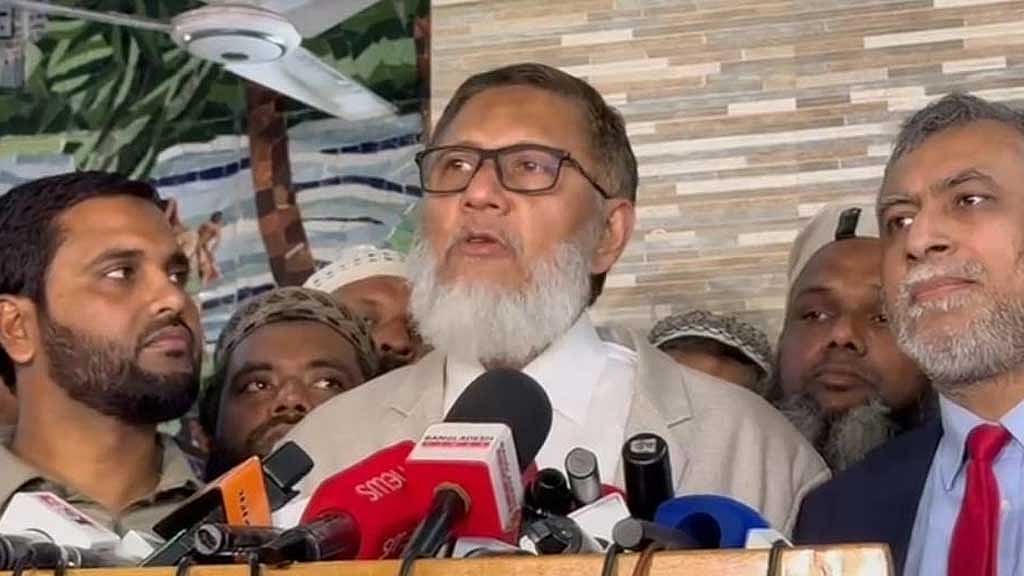আপিলে প্রার্থিতা ফিরে পেয়ে নির্বাচন ভবনে সাংবাদিকদের সামনে কথা বলেন ঢাকা-২ আসনে জামায়াতে ইসলামীর প্রার্থী আবদুল হক।