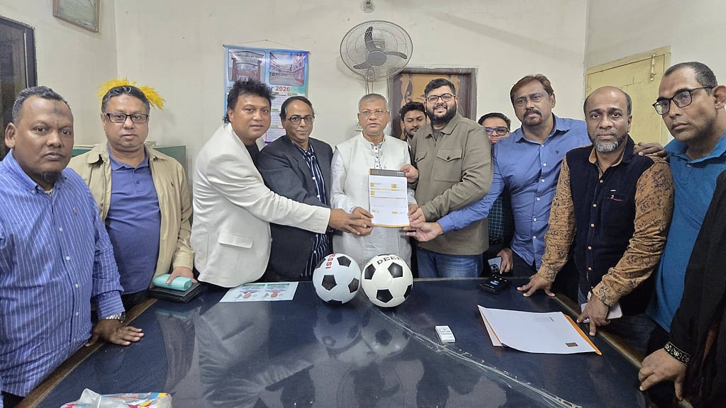 ঢাকা-১২ আসনে দলের সিদ্ধান্তের বাইরে গিয়ে ভোট করছেন মহানগর উত্তর বিএনপির সাবেক আহ্বায়ক সাইফুল আলম নীরব। 