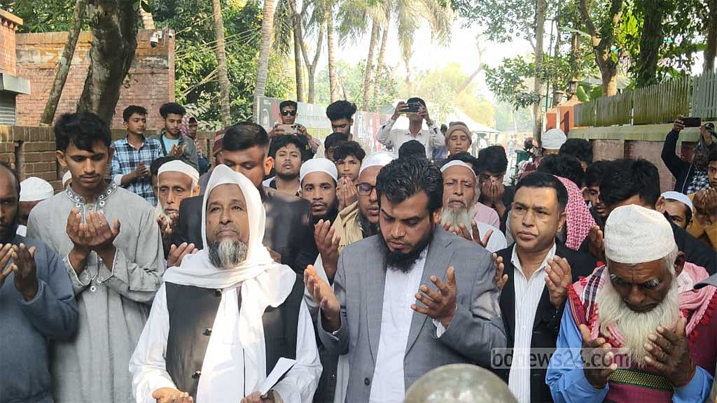 Independent candidate and former BNP leader Habibur Rahman began his campaign with a visit to Bangabandhu’s tomb.