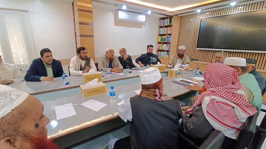 বৃহস্পতিবার দুপুরে জামায়াতে ইসলামের কেন্দ্রীয় কার্যালয়ে বাকি ১০ দলের নেতাদের নিয়ে এ বৈঠক শুরু হয়।