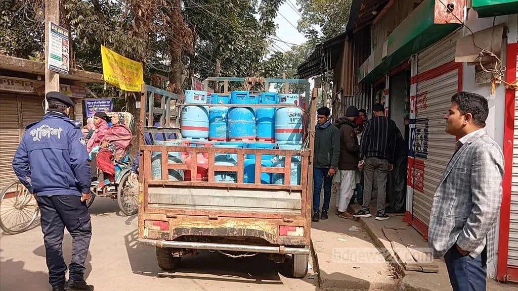 ঝালকাঠিতে বেশি দামে এলপি গ্যাস বিক্রি করায় ৬ জানুয়ারি ডিলারকে জরিমানা করা হয়।