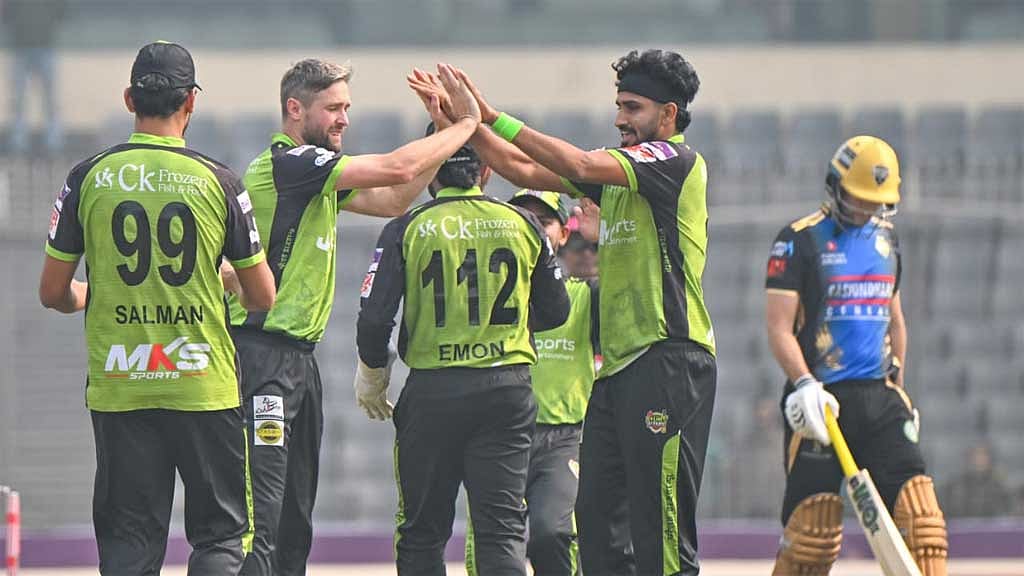 ব্যাটিংয়ে নাটকীয় শেষের আগে বল হাতেও দুর্দান্ত পারফর্ম করেন ওকস ও খালেদ। ছবি: ওয়ালটন। 