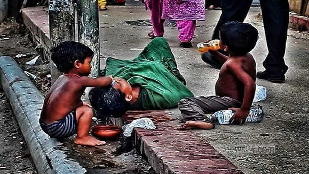গণমাধ্যমে প্রকাশ হওয়া ঢাকার সড়কে আনছার আলীর স্ত্রীর মাথায় শিশু সন্তানদের পানি ঢালার ছবি।