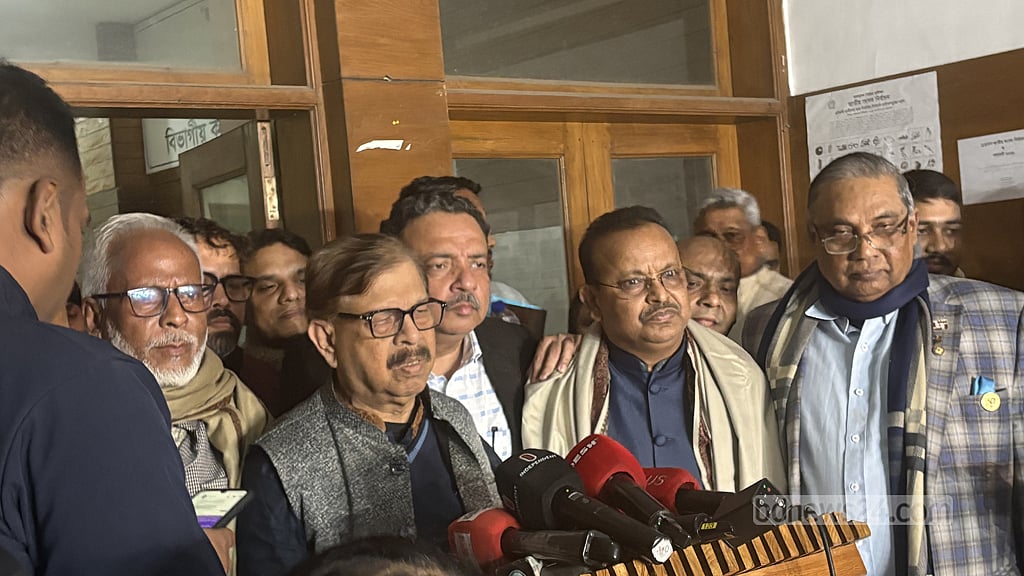 ‘মব করে’ মনোনয়নপত্র বাতিল ‘করা হচ্ছে’ বলে অভিযোগ তুলেছেন বগুড়া-২ আসনে মনোনয়নপত্র বাতিল হওয়া নাগরিক ঐক্যের সভাপতি মাহমুদুর রহমান মান্না।