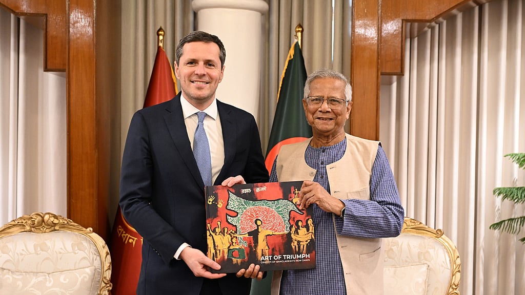 ইতালির প্রতিরক্ষা মন্ত্রণালয়ের আন্ডারসেক্রেটারি মাত্তেও পেরেগো দি ক্রেমনাগো মঙ্গলবার ঢাকায় রাষ্ট্রীয় অতিথি ভবন যমুনায় প্রধান উপদেষ্টা মুহাম্মদ ইউনূসের সঙ্গে সৌজন্য সাক্ষাত করেন। ছবি: পিআইডি