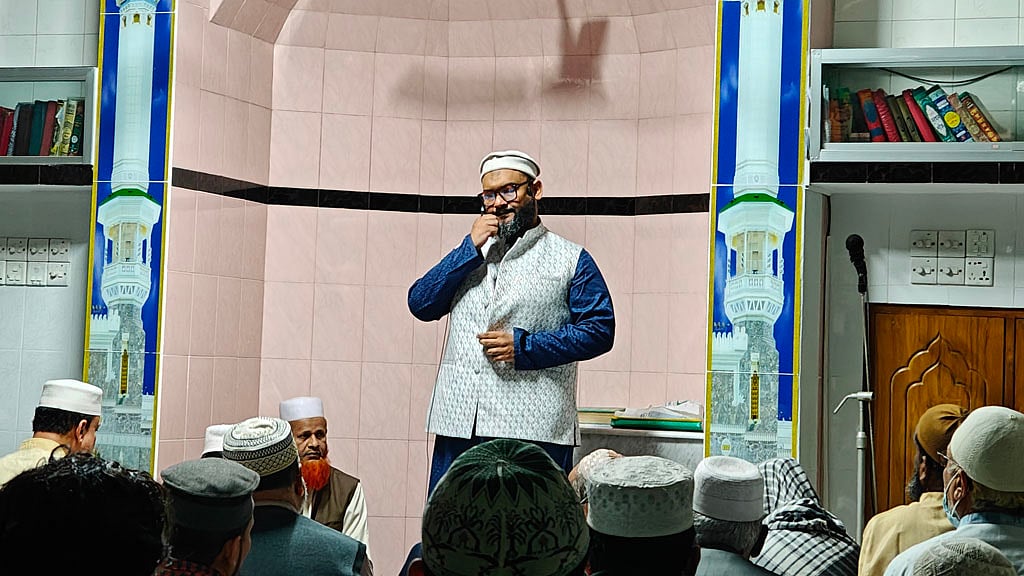 মসজিদে ভোটের প্রচারে দাঁড়িপাল্লার প্রার্থী মীর আহমাদ বিনকাসেম আরমান