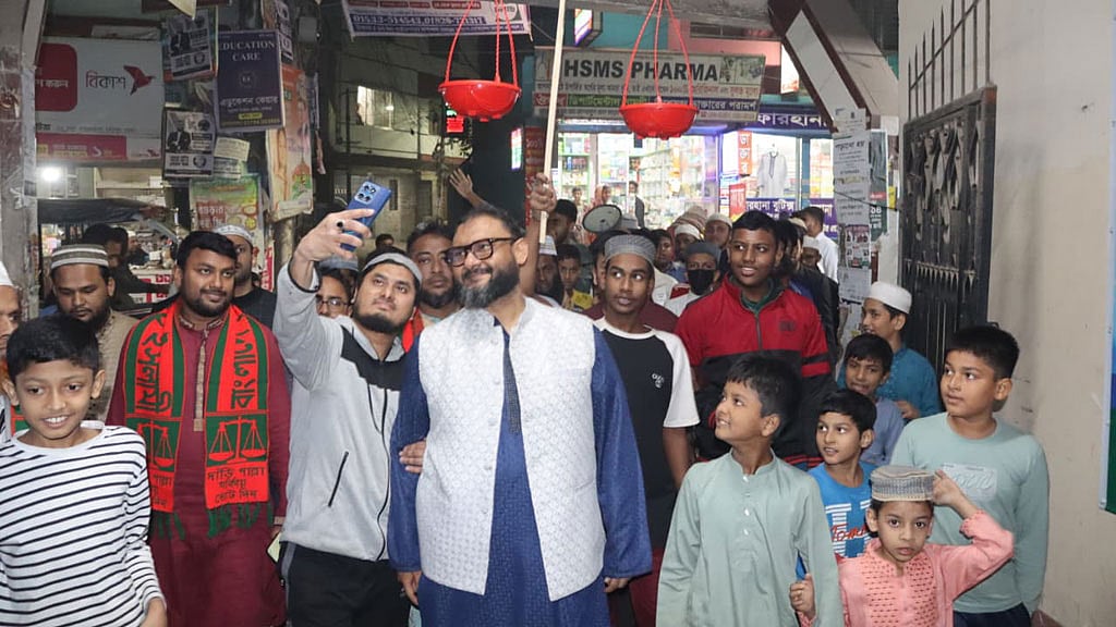 সমর্থকদের সঙ্গে সেলফিবন্দি জামায়াতের প্রার্থী মীর আহমাদ বিনকাসেম আরমান  