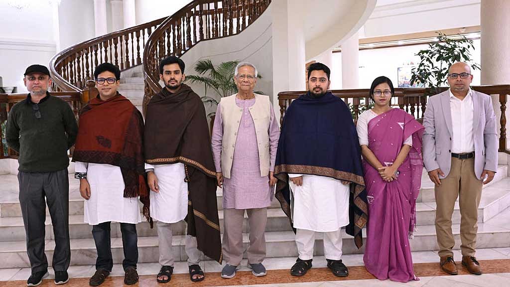 প্রধান উপদেষ্টা মুহাম্মদ ইউনূসের সঙ্গে সোমবার রাষ্ট্রীয় অতিথি ভবন যমুনায় গিয়ে সাক্ষাৎ করে নাহিদ ইসলামের নেতৃত্বে এনসিপির প্রতিনিধি দল। ছবি: পিআইডি।