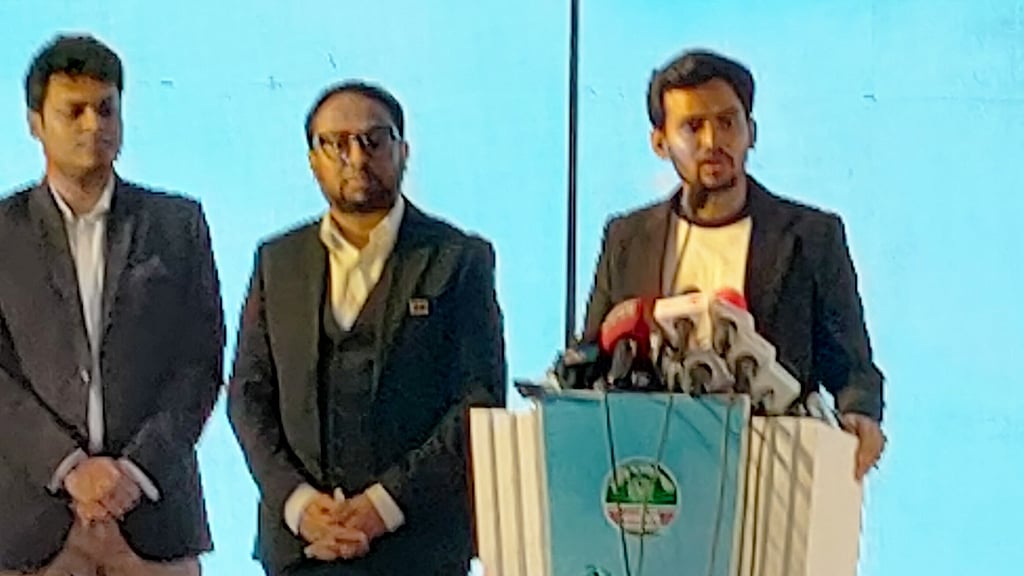 ইশতেহার ঘোষণা অনুষ্ঠানে সূচনা বক্তব্য দেন এনসিপির নির্বাচন পরিচালনা কমিটির চেয়ারম্যান ও মুখপাত্র আসিফ মাহমুদ সজীব ভূঁইয়া।