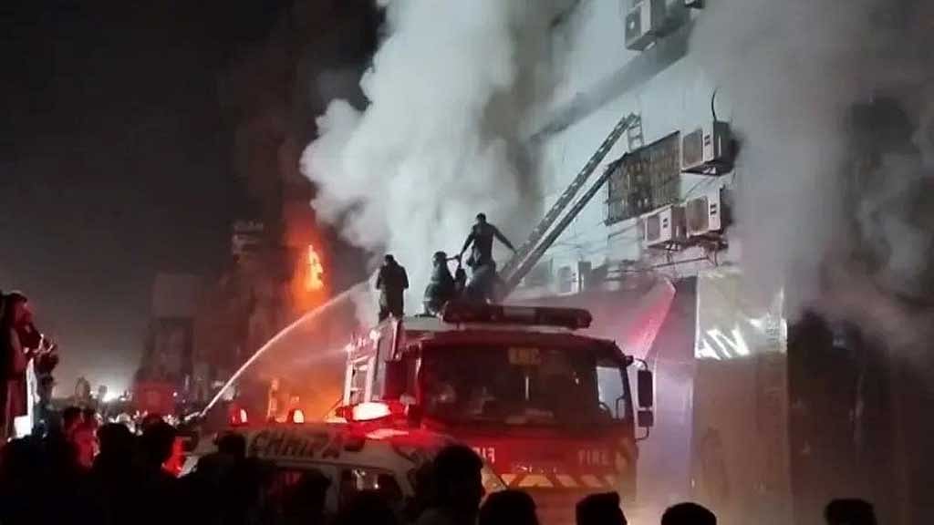 গুল প্লাজা শপিং মলে এক হাজার ২০০-র কাছাকাছি দোকান ছিল। ছবি: ডন