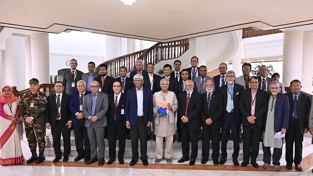 রাষ্ট্রীয় অতিথি ভবন যমুনায় প্রধান উপদেষ্টা মুহাম্মদ ইউনূসের কাছে বুধবার কমিশন তাদের প্রতিবেদন হস্তান্তর করেছে বলে প্রধান উপদেষ্টার দপ্তর জানিয়েছে। ছবি: প্রধান উপদেষ্টার দপ্তর