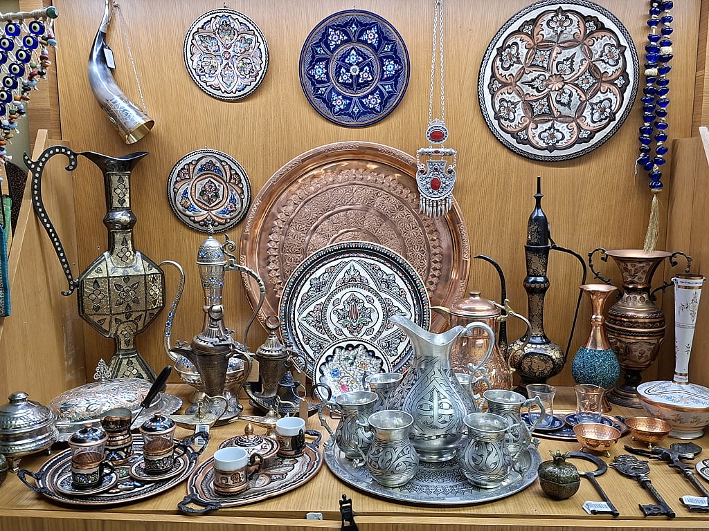  আজেরি তৈজস।
