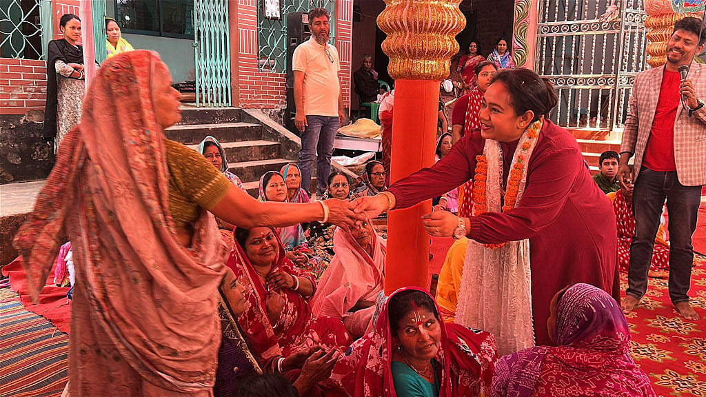 ভোটের প্রচারে ধানের শীষের প্রার্থী সানজিদা ইসলাম তুলি।