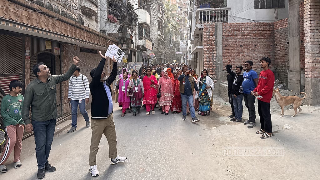 ঢাকা-১৫ আসনে জনসংযোগে বিএনপির প্রার্থী শফিকুল ইসলাম খান মিল্টন। 
