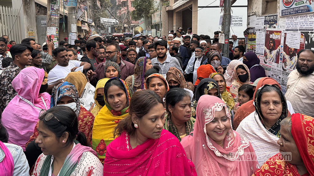 ঢাকা-১৫ আসনে জনসংযোগে বিএনপির প্রার্থী শফিকুল ইসলাম খান মিল্টন। 
