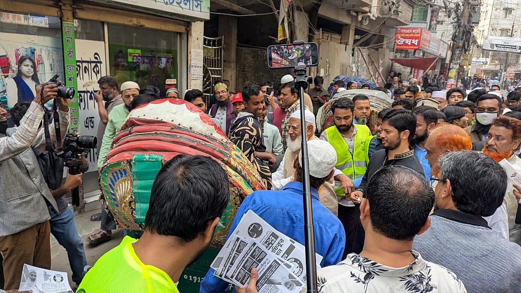 ঢাকা-১৫ আসনে জনসংযোগে জামায়াতে ইসলামীর আমির শফিকুর রহমান। 