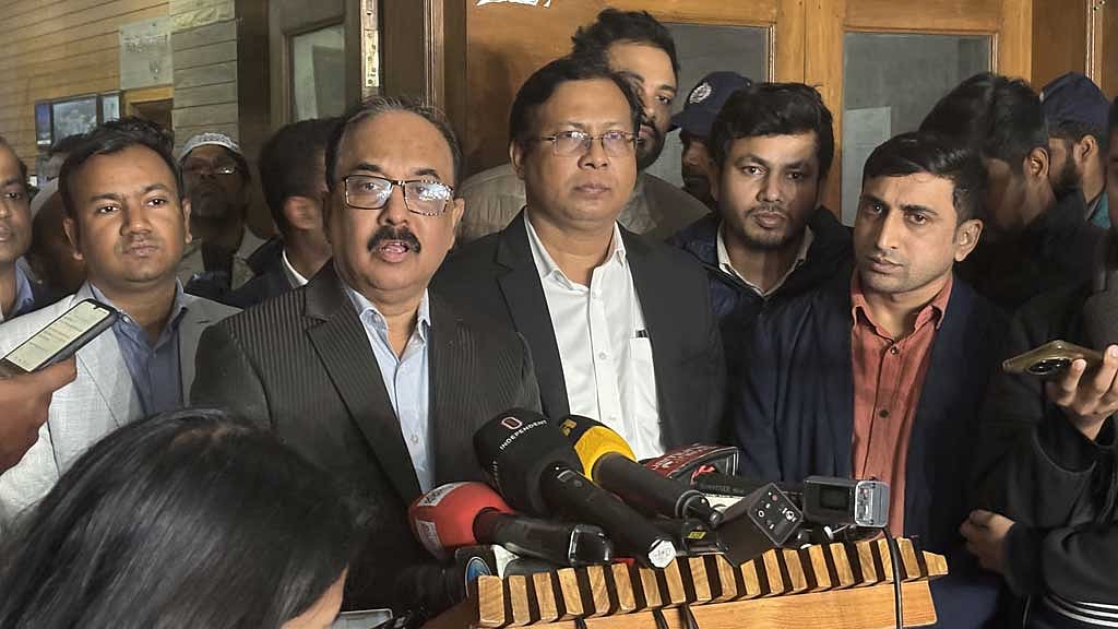 ঢাকা নগরীর ১৩টি আসনের মনোনয়ন বাছাইয়ের পর সিদ্ধান্ত তুলে ধরেন বিভাগীয় কমিশনার শরফ উদ্দিন আহমদ চৌধুরী।
