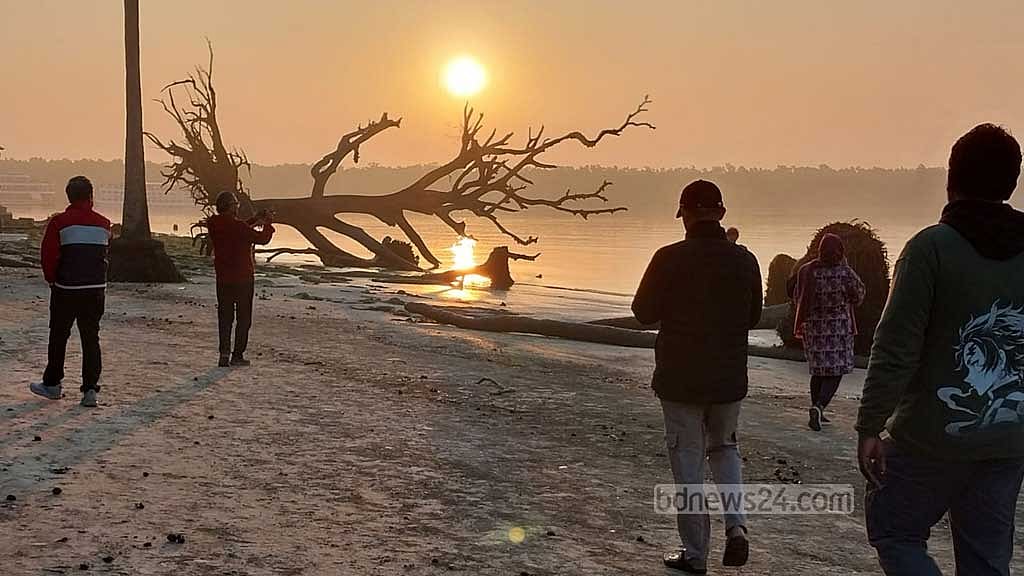 কটকা বিচে ঘুরে বেড়াচ্ছেন পর্যটকরা