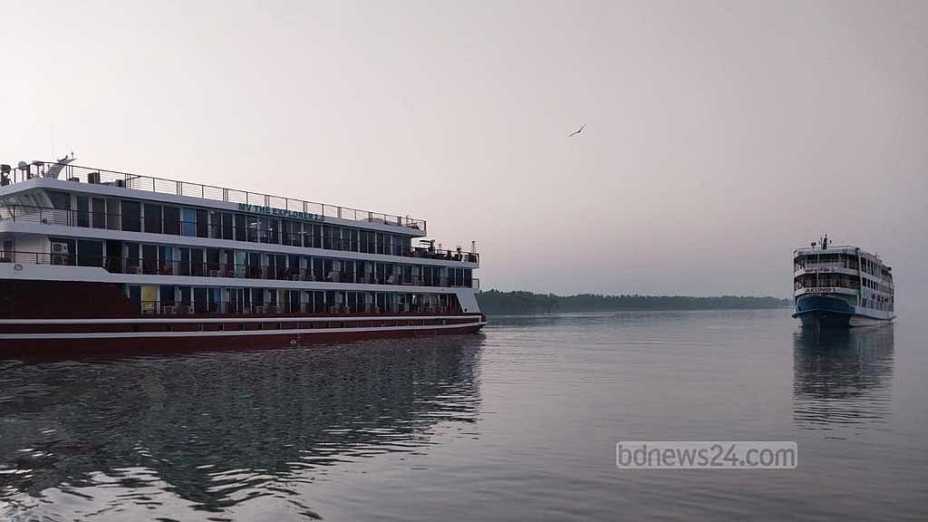এরকম বিলাসবহুল জাহাজে সুন্দরবন দেখতে যান অনেকে। 