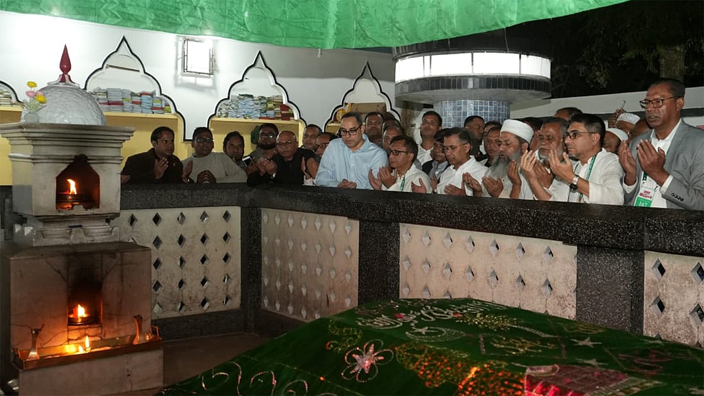 রীতি মেনে তারেক রহমানও বিএনপির প্রচারাভিযান শুরু করেন সিলেট থেকে। শাহ জালাল (রহ.) ও শাহ পরানের (রহ.) মাজার জিয়ারত করেন তিনি। 