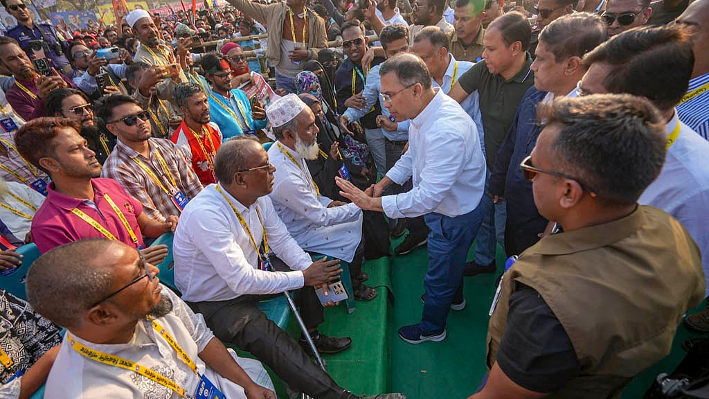 ময়মনসিংহ সার্কিট হাউজ মাঠে জনসভায় পৌঁছে সবার সঙ্গে সাক্ষাৎ করেন বিএনপি চেয়ারম্যান। 