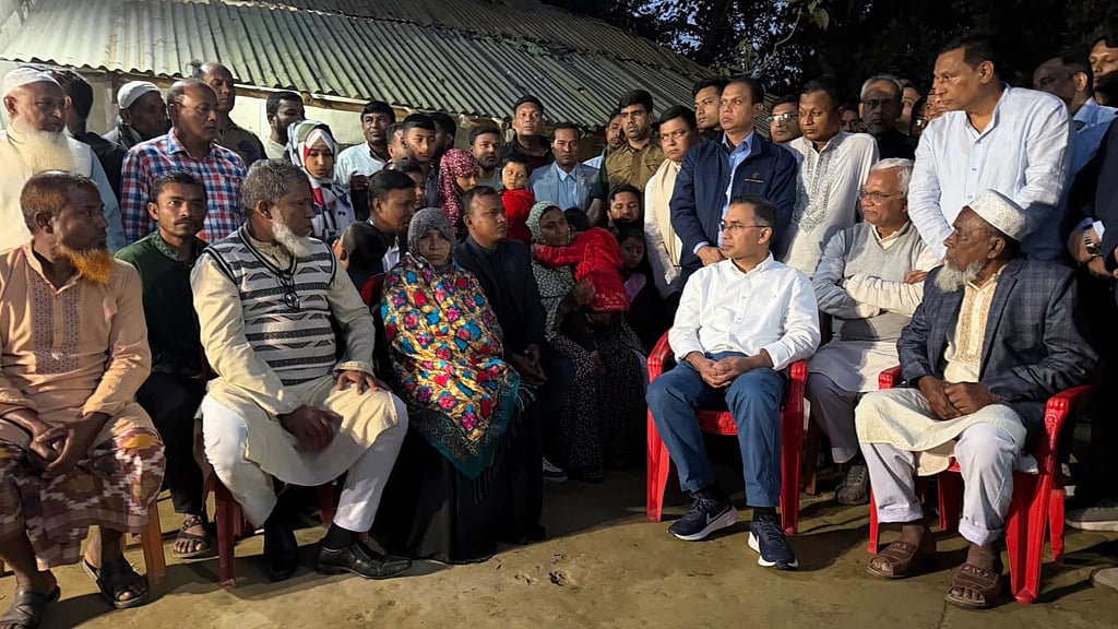 রংপুরের পীরগঞ্জে শুক্রবার আবু সাঈদের কবর জিয়ারতের পর তার পরিবারের সদস্যদের সঙ্গে কথা বলেন বিএনপি চেয়ারম্যান তারেক রহমান। ছবি: বিএনপির ফেইসবুক পেইজ।